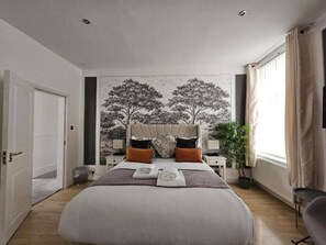 Een bureau, een strijkplank/strijkijzer, reisbedje, wifi