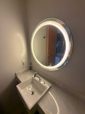 Shower, hair dryer, towels, soap - Premium Apartment, Excellent Location - Electric Car (Vitória)