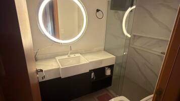 Chuveiro, secador de cabelo, toalhas de banho, sabonete