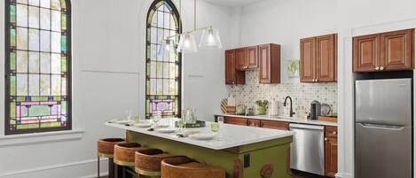 Frigorifero, microonde, lavastoviglie, tostapane