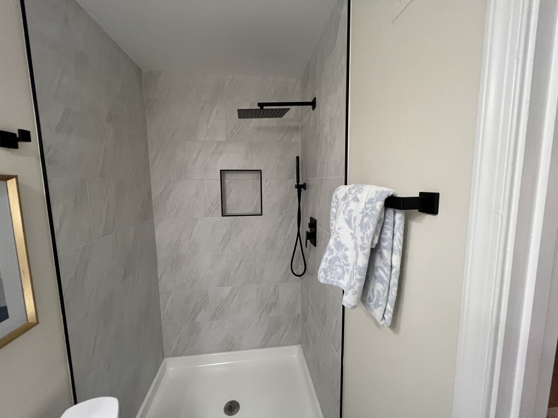 Een douche, een haardroger, handdoeken, zeep