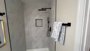 Een douche, een haardroger, handdoeken, zeep