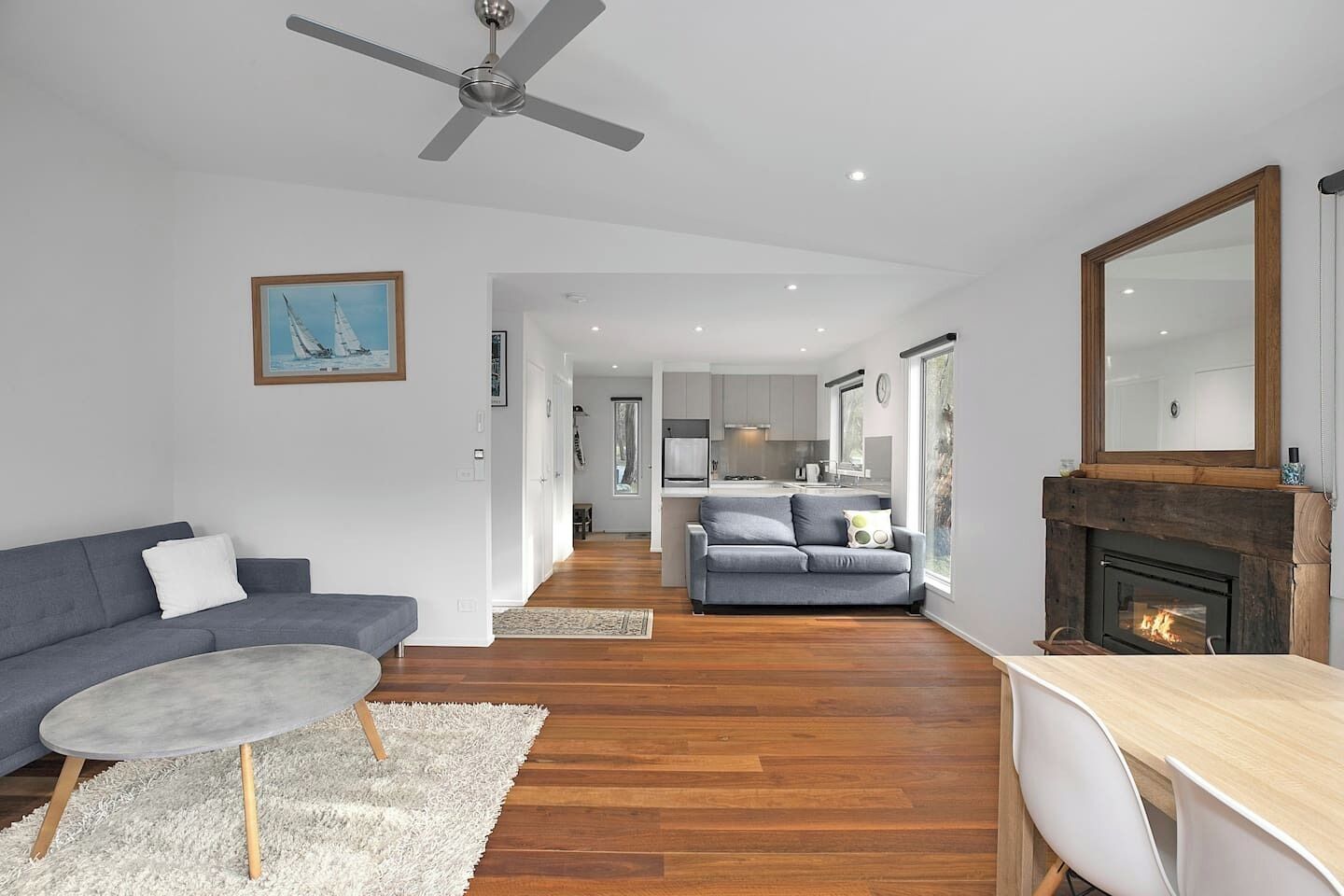 Televisión y chimenea 