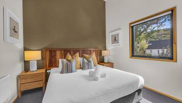 1 bedroom, bed sheets