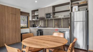 Geladeira, micro-ondas, cooktop, lava-louças