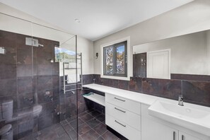 Bathroom - Lakeview Lodge | East Jindabyne | Lakefront | 3BR (East Jindabyne)