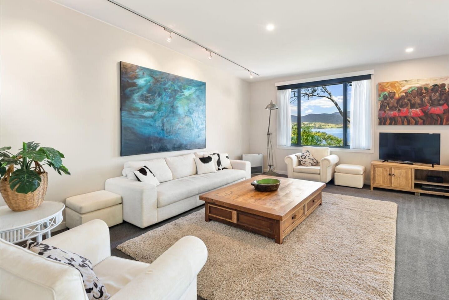 Una televisión, una chimenea