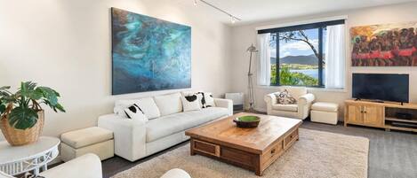 Una televisión, una chimenea