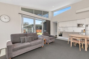 TV, fireplace - Solitude| Crackenback | 3BR (Crackenback)