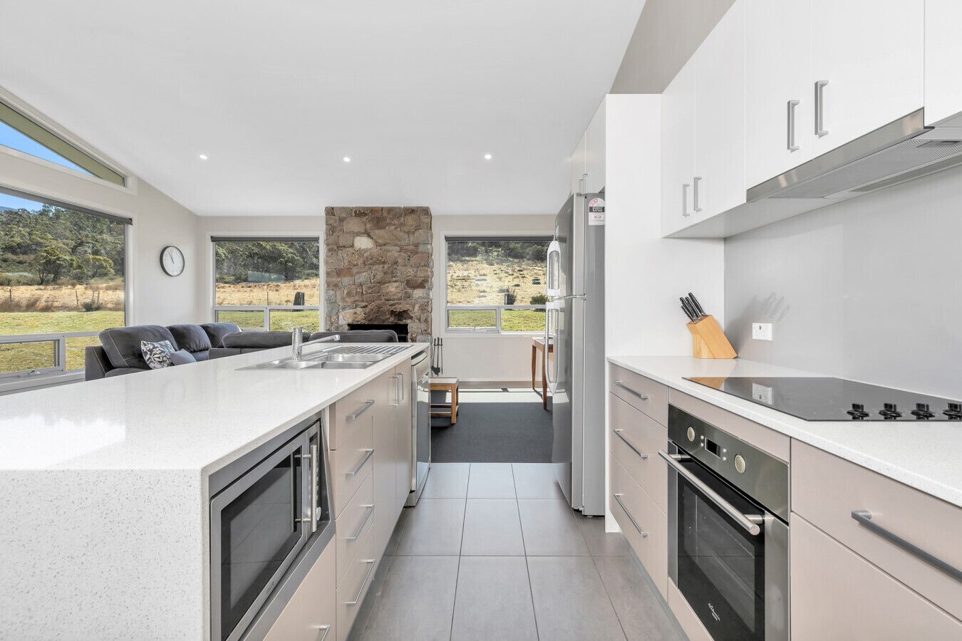 Jääkaappi, mikroaaltouuni, uuni, liesi