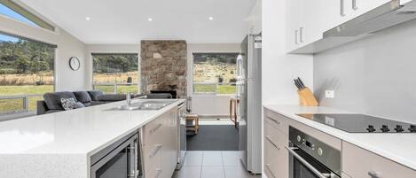 Jääkaappi, mikroaaltouuni, uuni, liesi