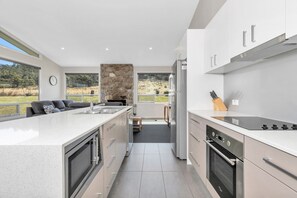 Fridge, microwave, oven, stovetop - Solitude| Crackenback | 3BR (Crackenback)