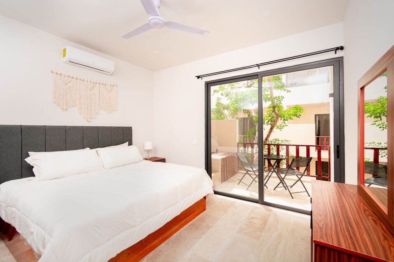 デスク、アイロン / アイロン台、WiFi、ベッドシーツ