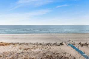 På stranden