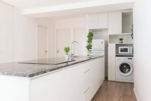 Micro-ondes, cafetière/bouilloire, grille-pain