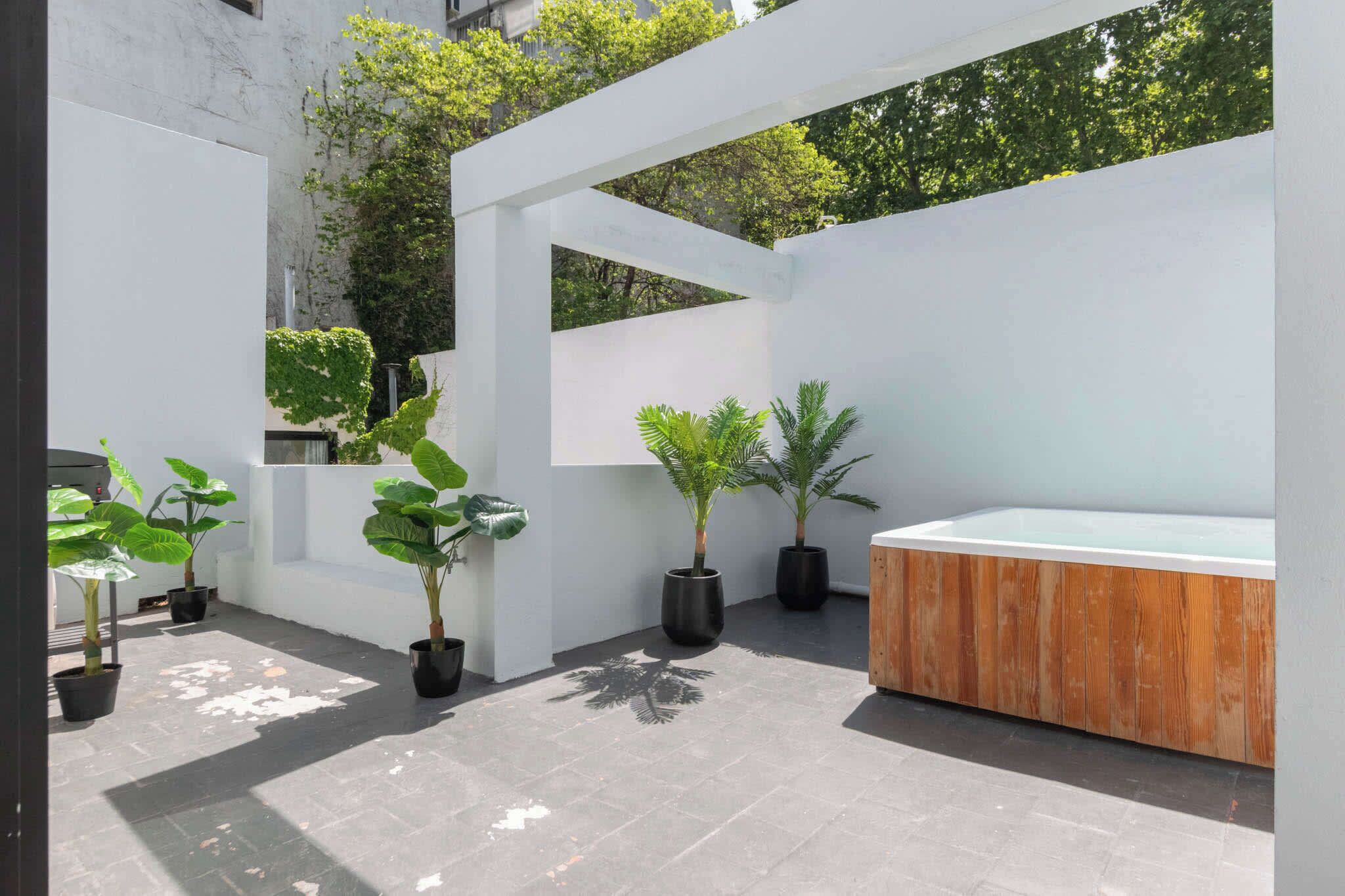 Bañera de hidromasaje al aire libre