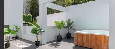 Bañera de hidromasaje al aire libre