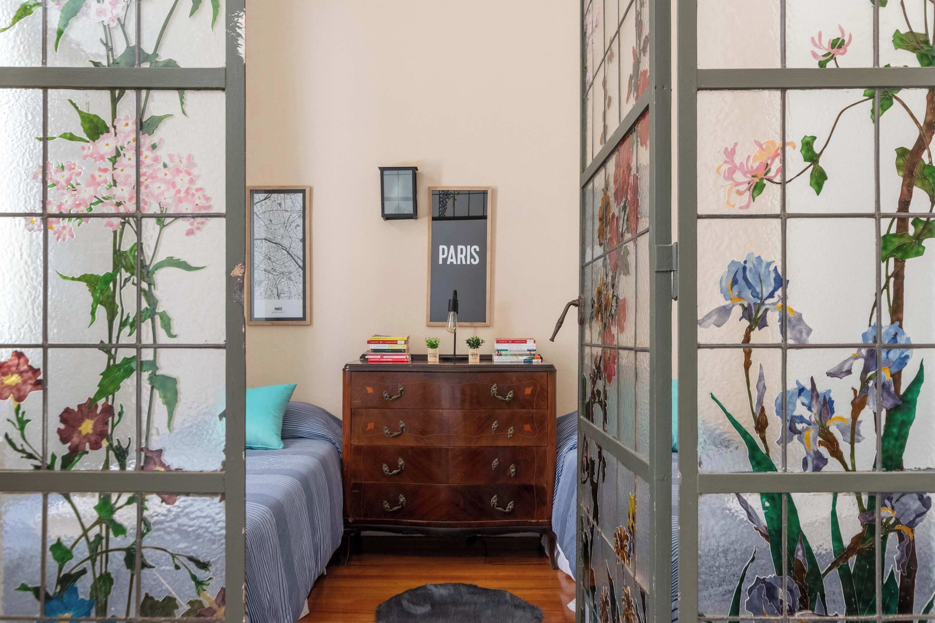 Escritorio, tabla de planchar con plancha, wifi y ropa de cama 