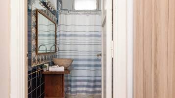 Ducha, secador de pelo, toallas