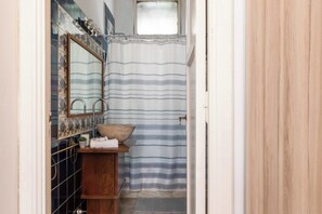 Ducha, secador de pelo, toallas