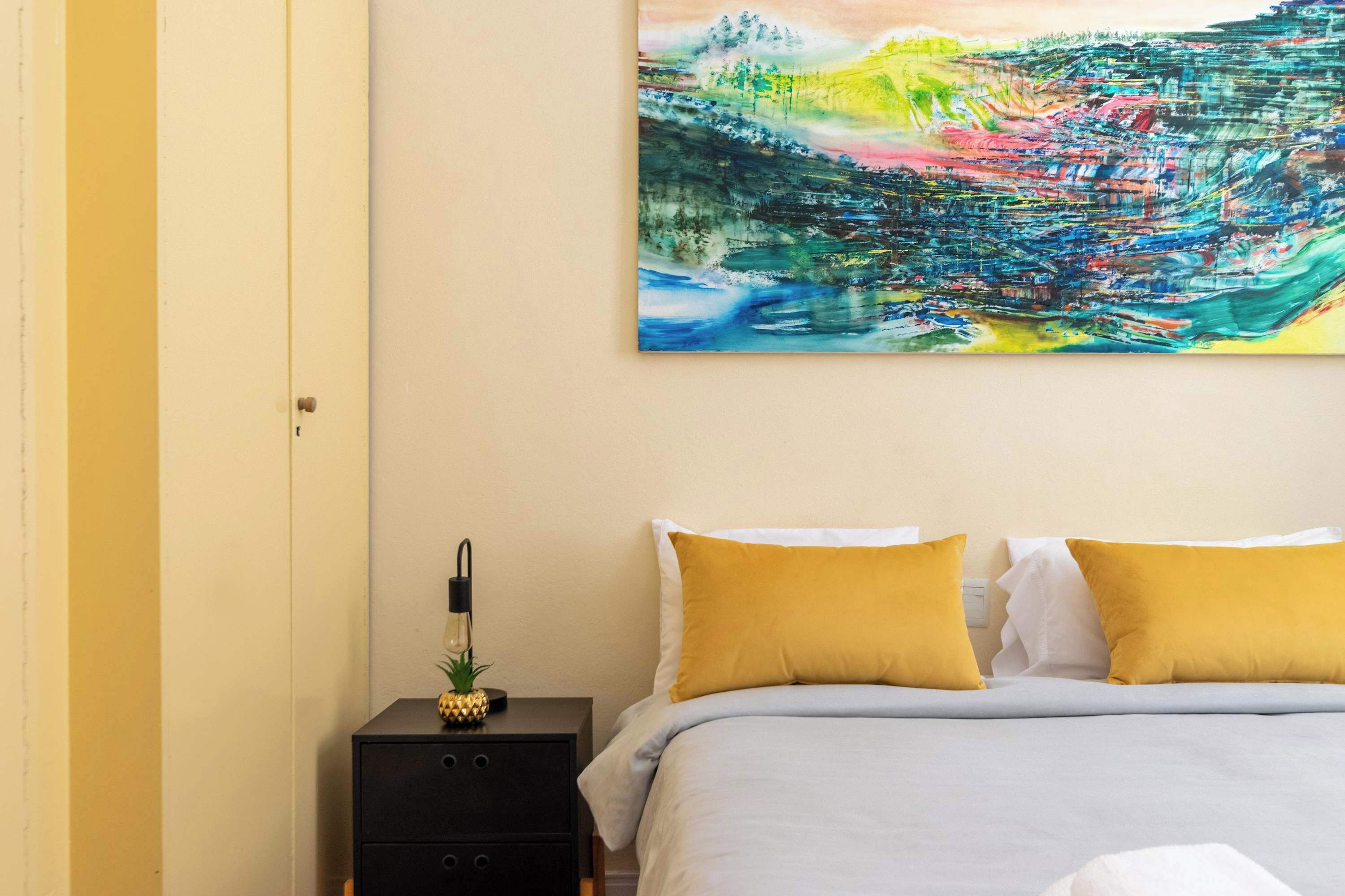 Desk, iron/ironing board, WiFi, bed sheets