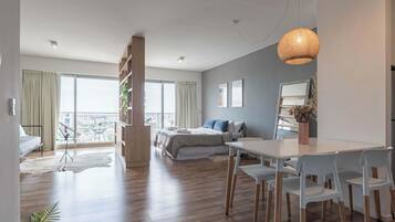 Escrivaninha, ferros/tábuas de passar roupa, Wi-Fi, roupa de cama