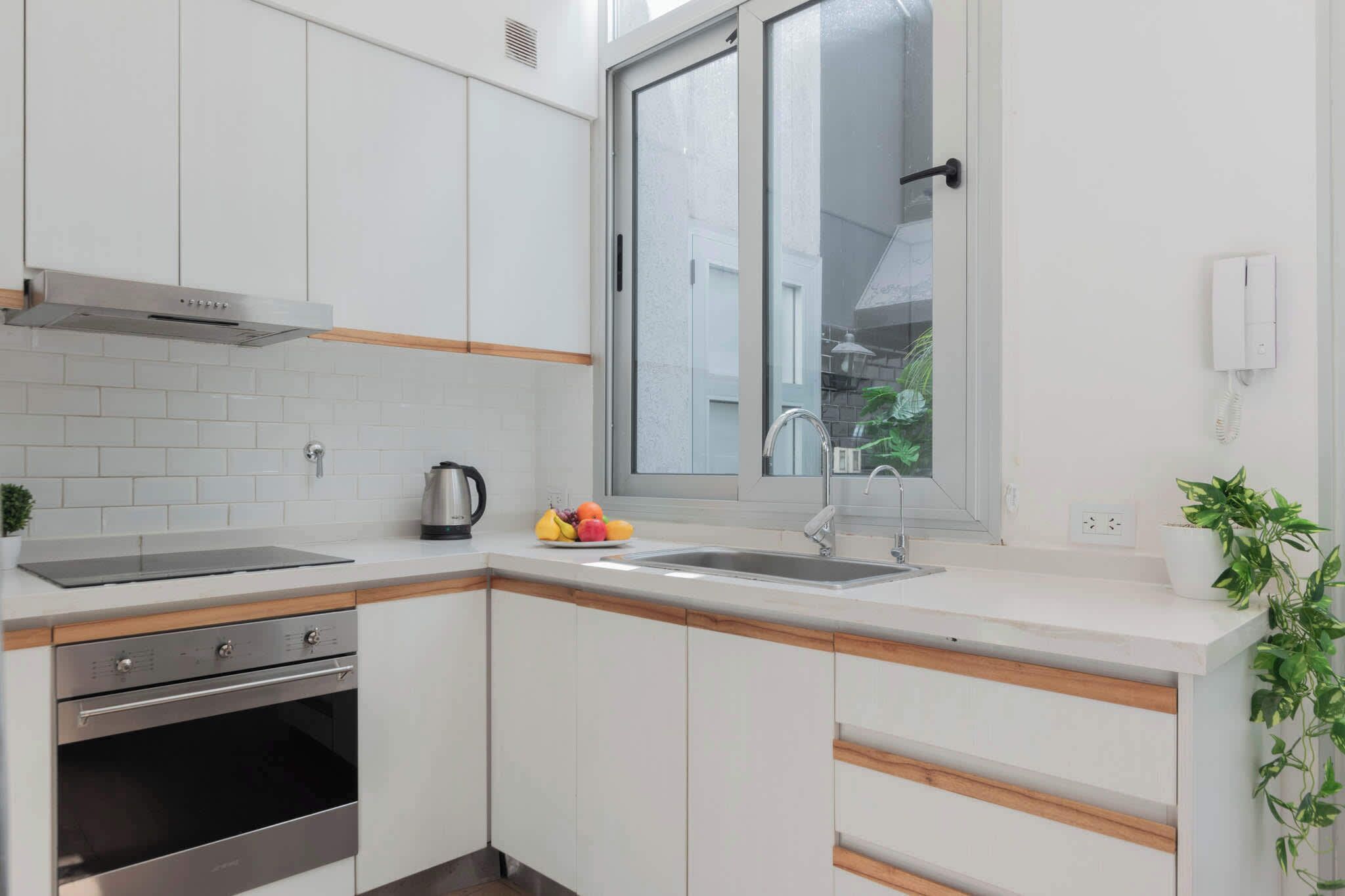 Microondas, cafetera/tetera, tostadora, utensilios de cocina