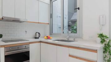 Microondas, cafetera/tetera, tostadora, utensilios de cocina