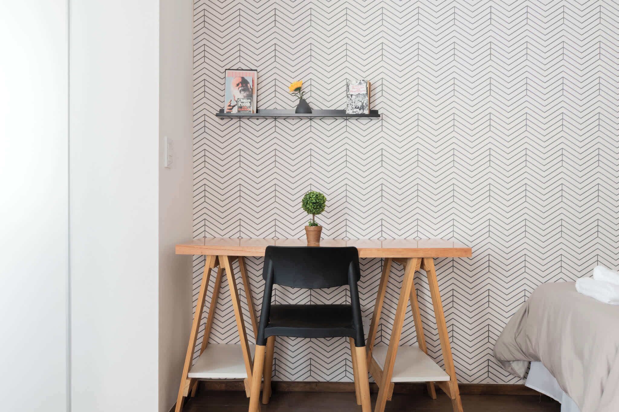 Tabla de planchar con plancha, wifi y ropa de cama 