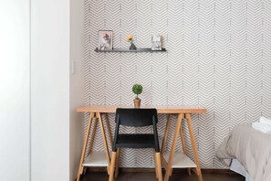 Tabla de planchar con plancha, wifi y ropa de cama 