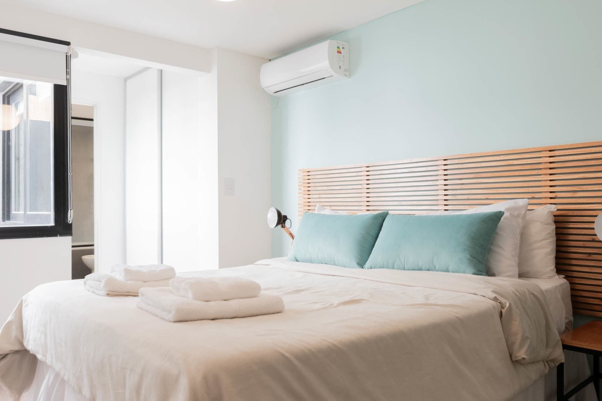 Tabla de planchar con plancha, wifi y ropa de cama 