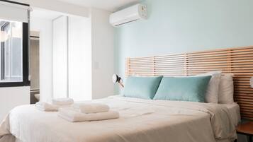 Tabla de planchar con plancha, wifi y ropa de cama