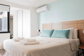 Tabla de planchar con plancha, wifi y ropa de cama 