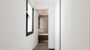 A narrow hallway leading to a bathroom with a sink and bathtub. - MOT Rentals + SantaFe 5164 - 3 Bd Pool & BBQ Palermo Hollywood (Buenos Aires)