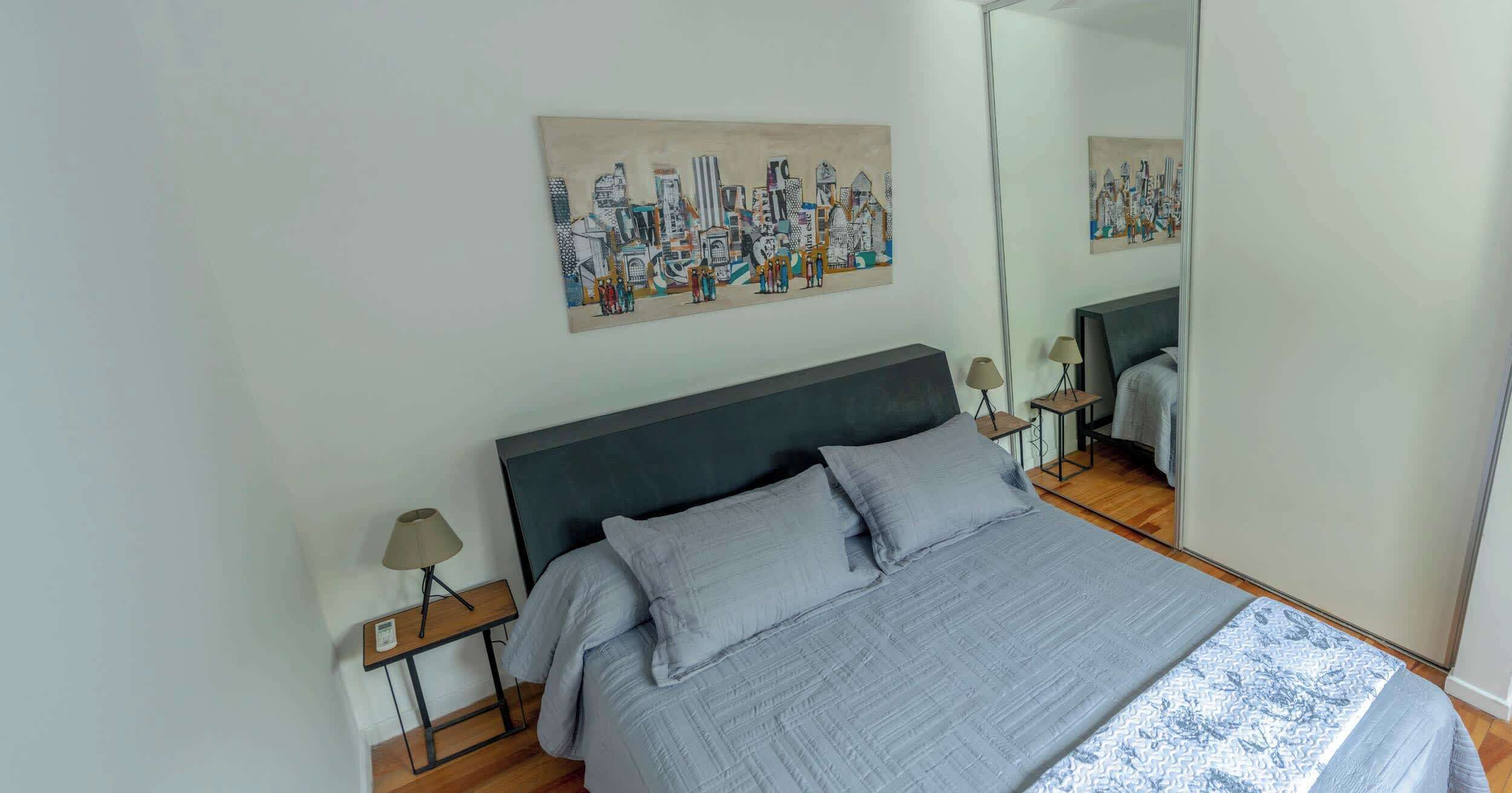 Escritorio, tabla de planchar con plancha, wifi y ropa de cama 