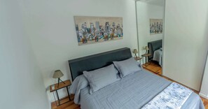 Escritorio, tabla de planchar con plancha, wifi y ropa de cama 