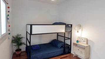 Escritorio, tabla de planchar con plancha, wifi y ropa de cama