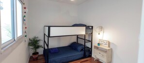 Escritorio, tabla de planchar con plancha, wifi y ropa de cama 