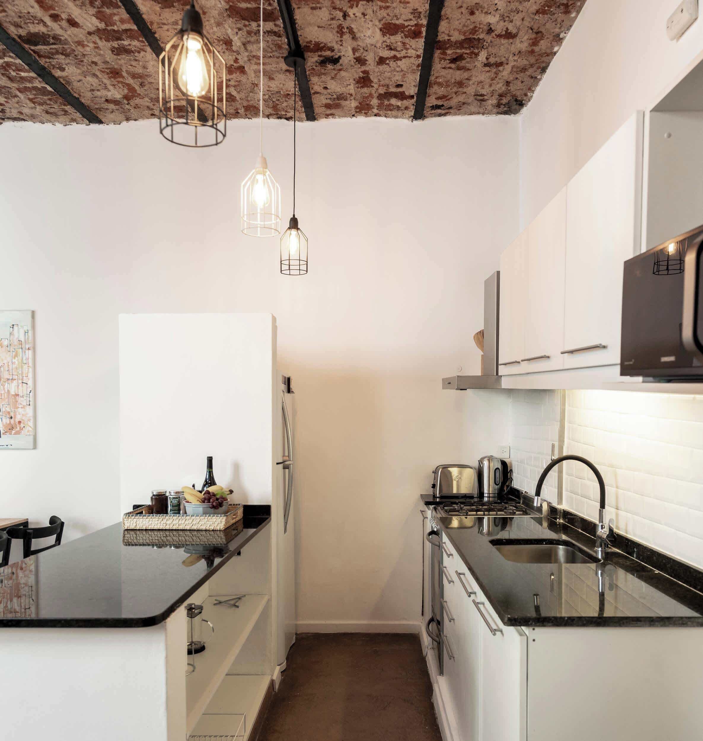 Microondas, cafetera/tetera, tostadora, utensilios de cocina