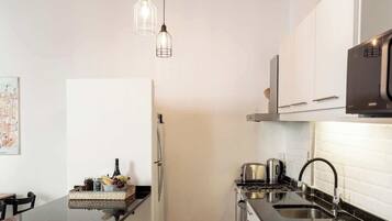 Microondas, cafetera/tetera, tostadora, utensilios de cocina