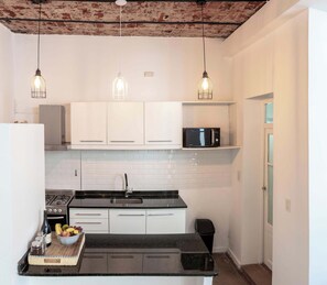 Microondas, cafetera/tetera, tostadora, utensilios de cocina