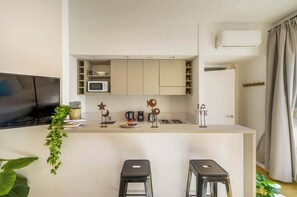 Microwave, coffee/tea maker, toaster, cookware/dishes/utensils - MOT Rentals + Paunero 2700 E - 2 Bd Palermo Chico (Buenos Aires)