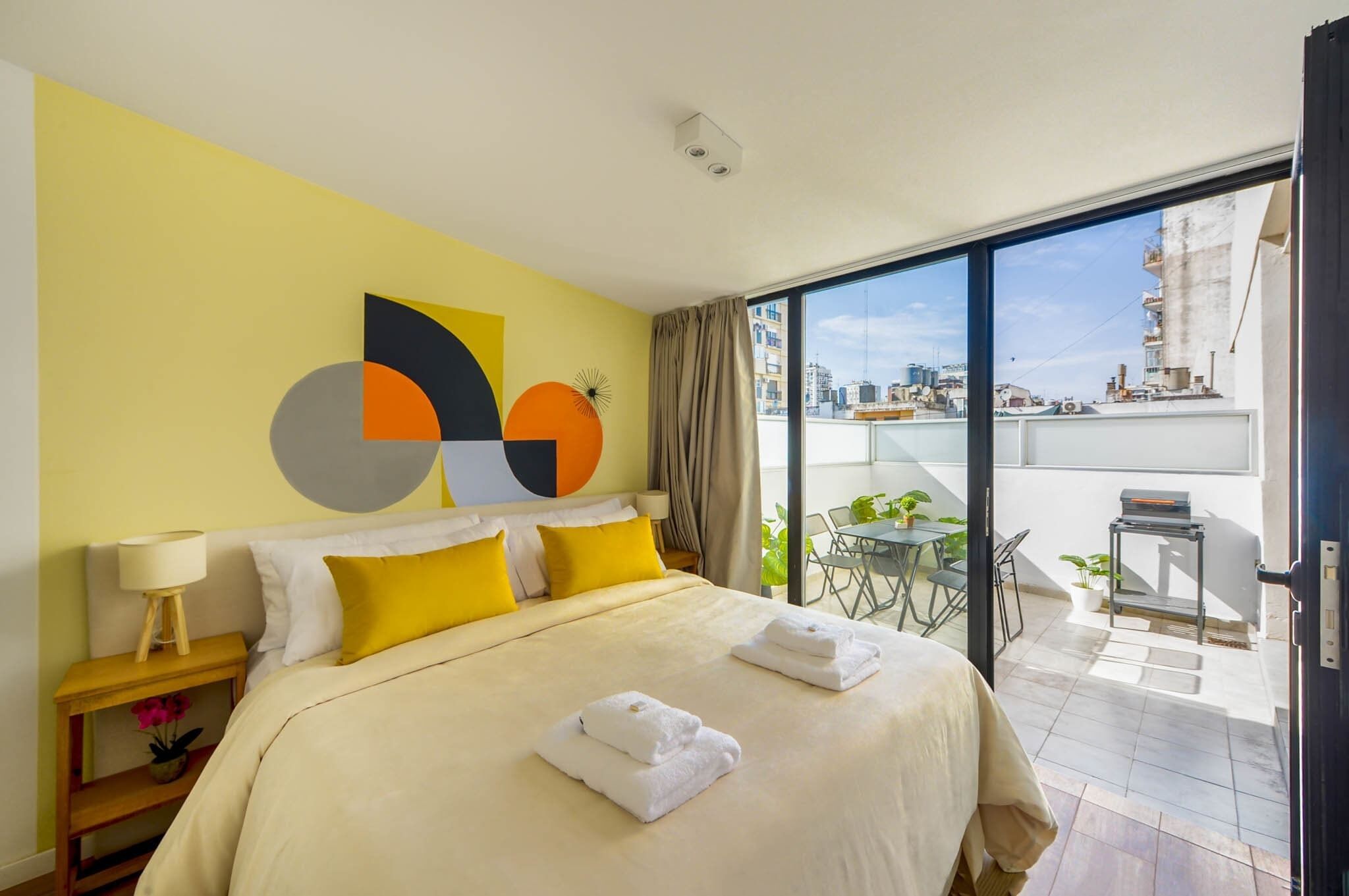 Escritorio, tabla de planchar con plancha, wifi y ropa de cama 