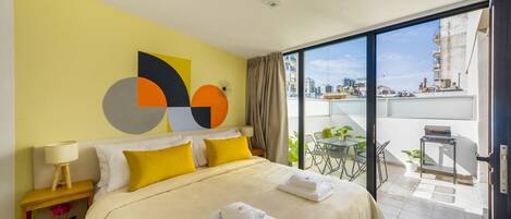 Escritorio, tabla de planchar con plancha, wifi y ropa de cama