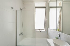 Shower, hair dryer, towels, shampoo - MOT Rentals + Paunero 2700 E - 2 Bd Palermo Chico (Buenos Aires)