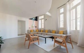 Televisión y oficina 