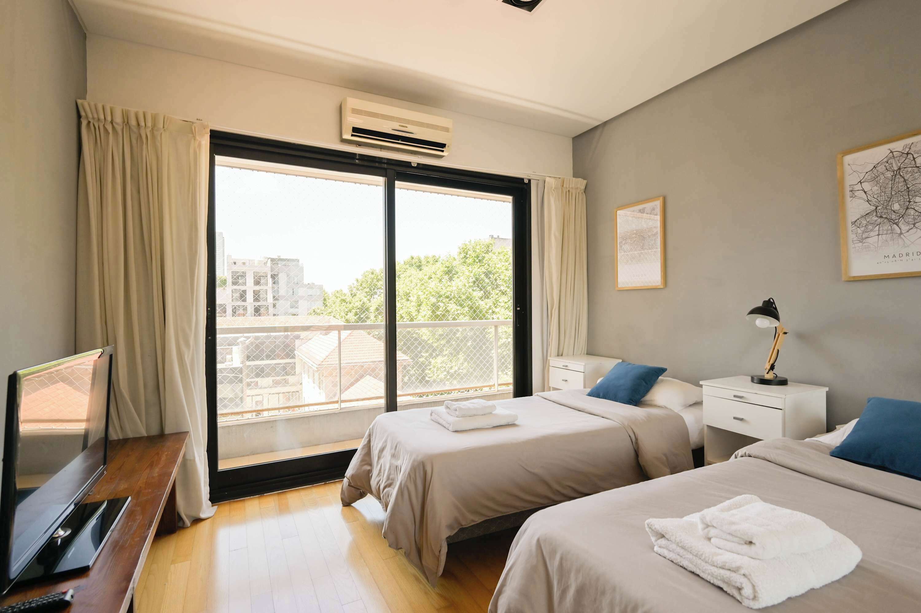 Escritorio, tabla de planchar con plancha, wifi y ropa de cama 