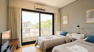 Escritorio, tabla de planchar con plancha, wifi y ropa de cama