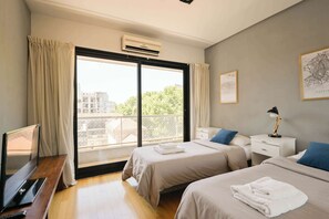 Escritorio, tabla de planchar con plancha, wifi y ropa de cama 