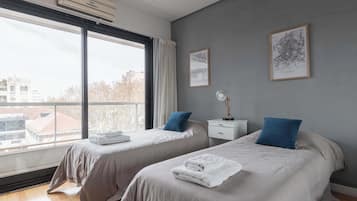 2 bedrooms, desk, iron/ironing board, WiFi